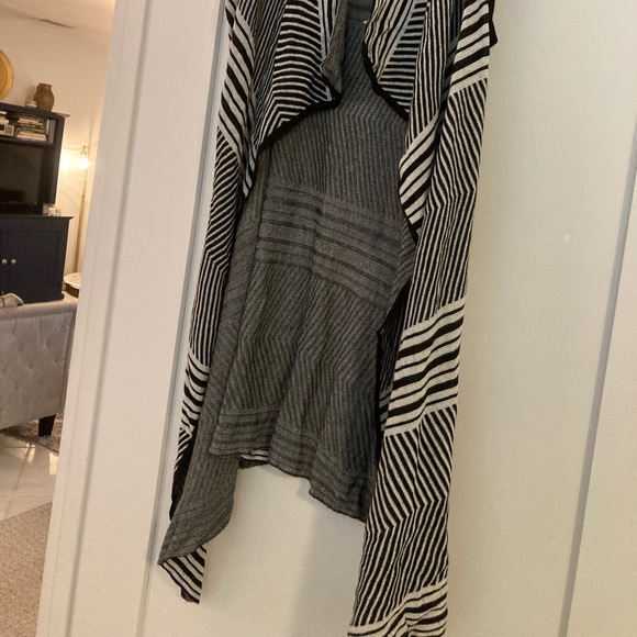 5/$25Chelsea & Theodore black white graphic sweater vest large - Picture 7 of 7